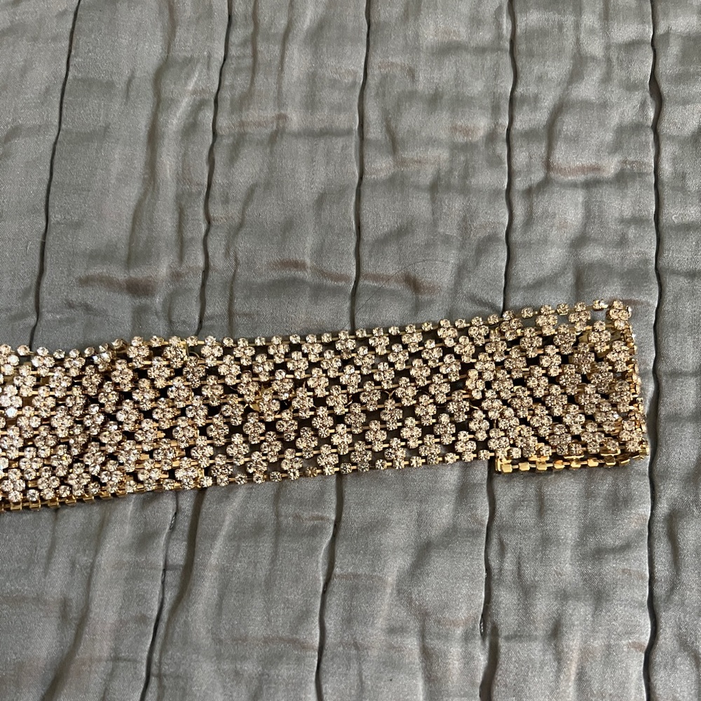 Beautiful rhinestone choker-gold color